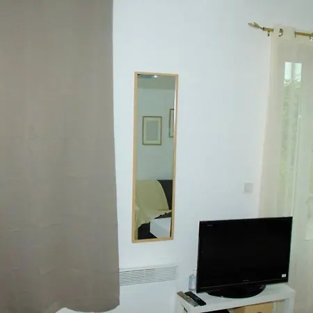 Superbe Studio Avec Belle Terrasse A 8 Min De Paris ! شقة