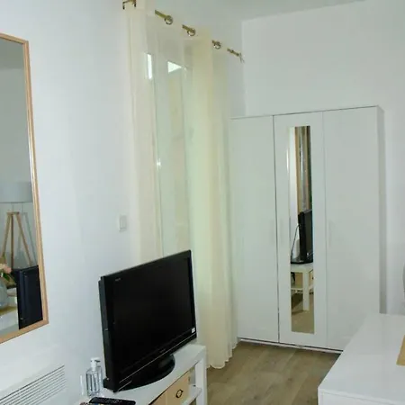 Superbe Studio Avec Belle Terrasse A 8 Min De Paris ! شقة